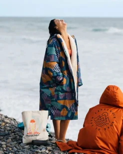 Poncho de surf doublé en sherpa recyclé Waves - Motif camouflage bleu profond