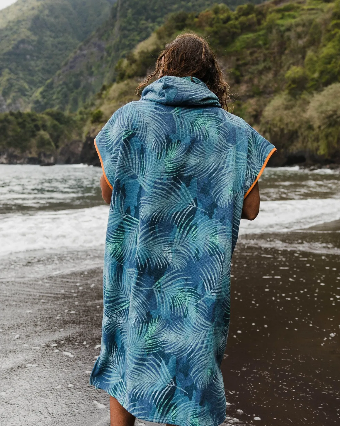 Poncho de surf en tissu recyclé Tulum - Palm Camo Moonlight