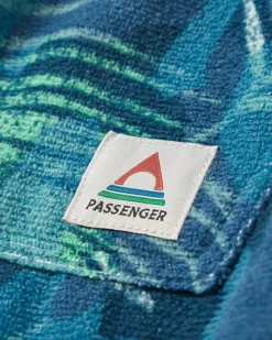 Poncho de surf en tissu recyclé Tulum - Palm Camo Moonlight