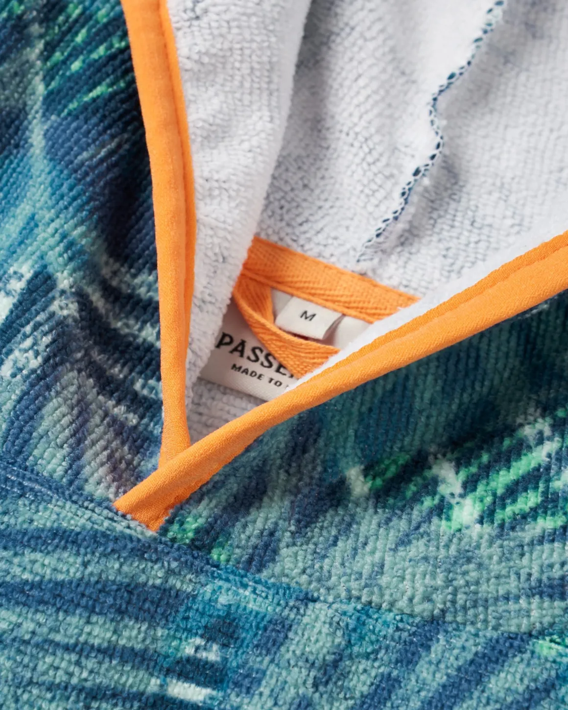 Poncho de surf en tissu recyclé Tulum - Palm Camo Moonlight