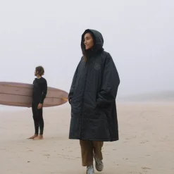 Poncho de surf Escapism doublé d'une serviette recyclée - Noir