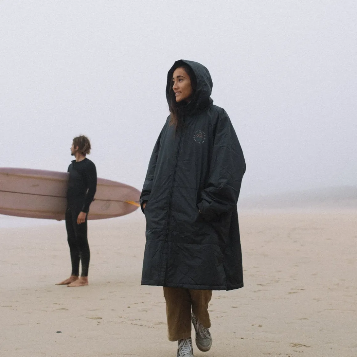 Poncho de surf Escapism doublé d'une serviette recyclée - Noir