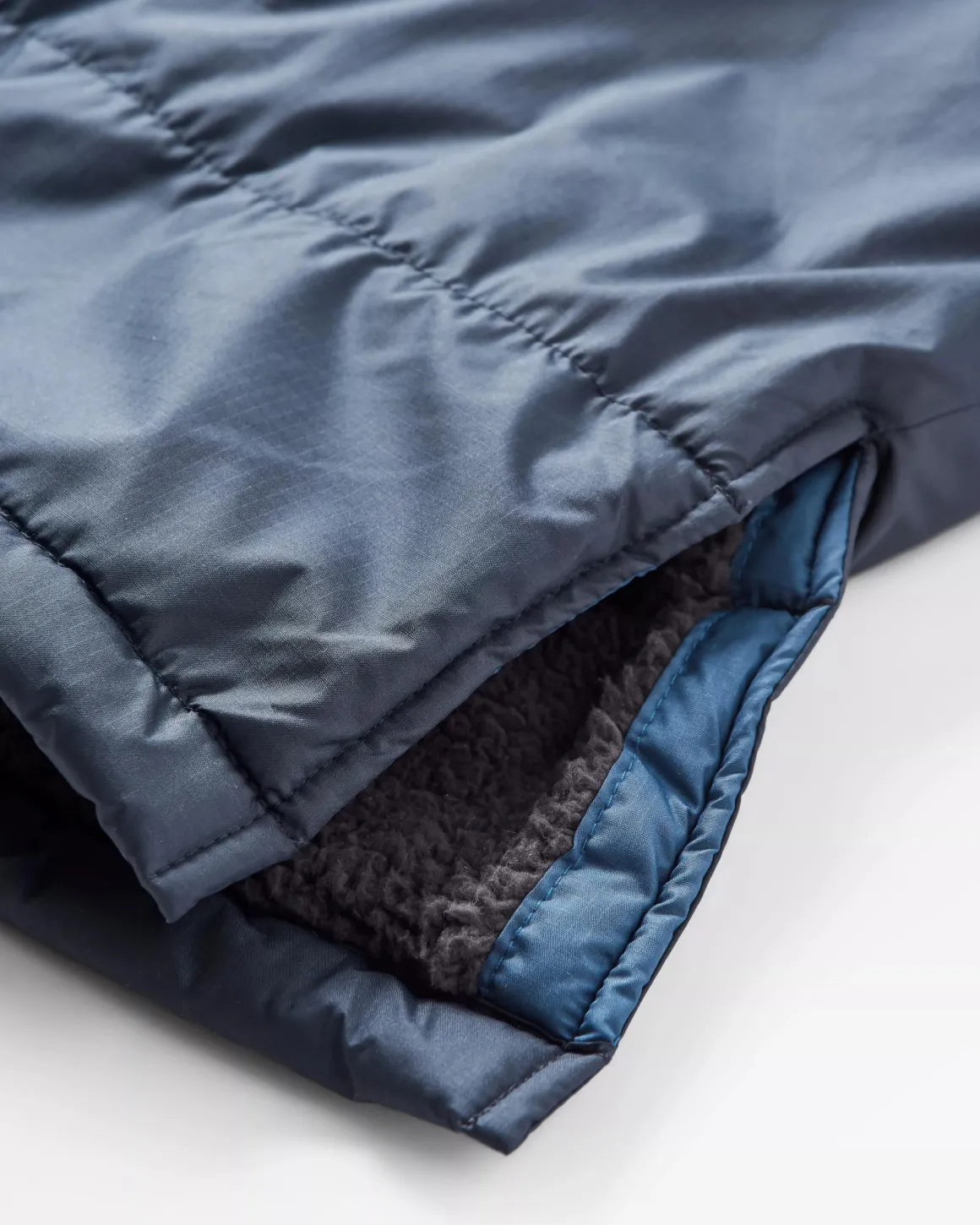 Poncho de surf recyclé avec doublure en sherpa Waves - Denim Foncé/ Bleu Marine Profond