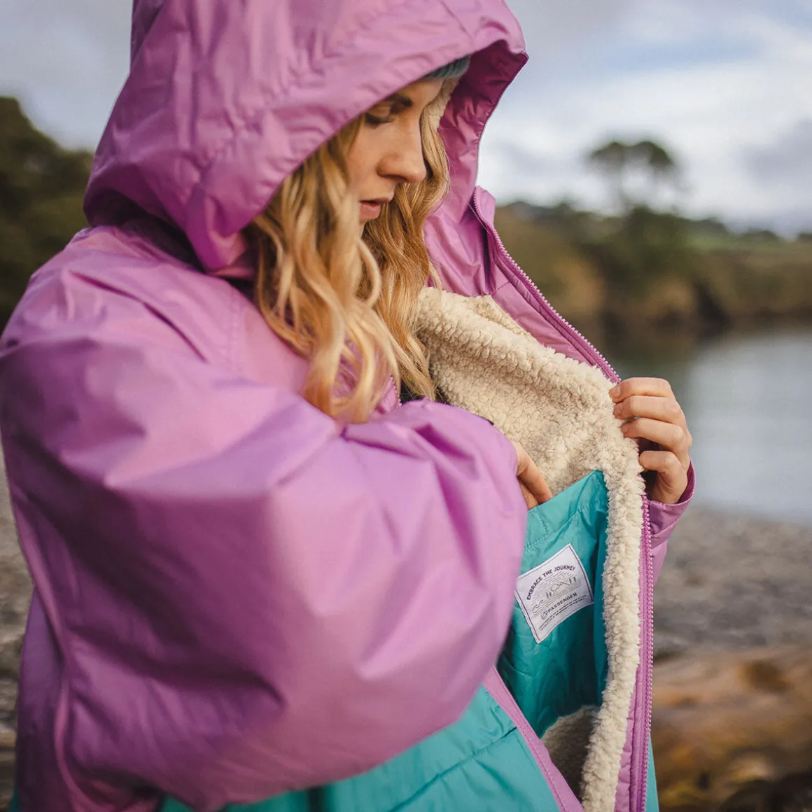 Poncho de surf recyclé doublé en sherpa - Vert Viridian/Orchidée